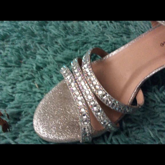 L Lorraine silver heels! - Picture 3 of 7